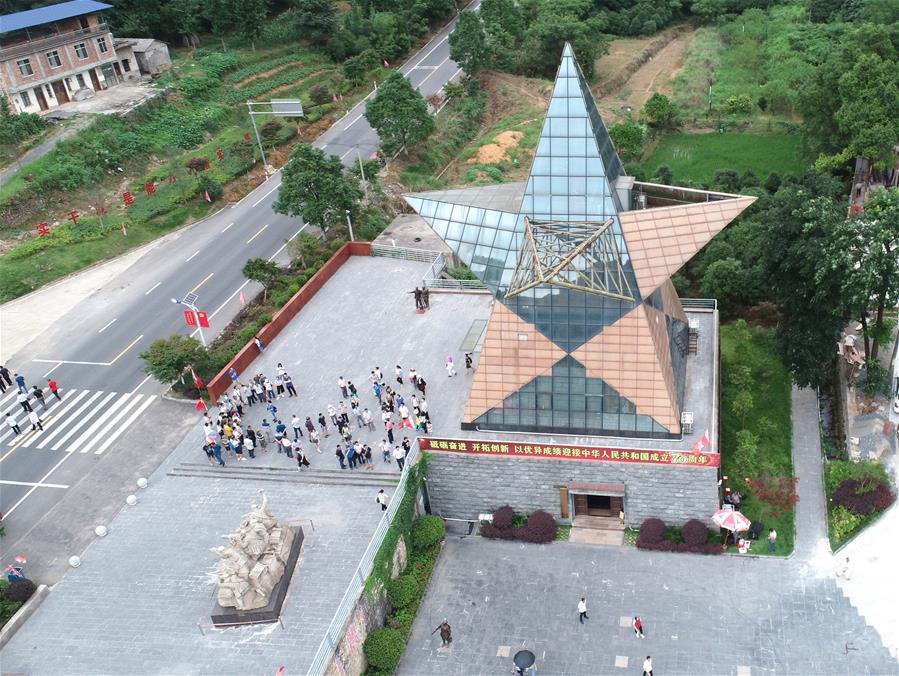 （壮丽70年·奋斗新时代——记者再走长征路·图文互动）（2）为有牺牲多壮志，敢教日月换新天——重返红军血战现场