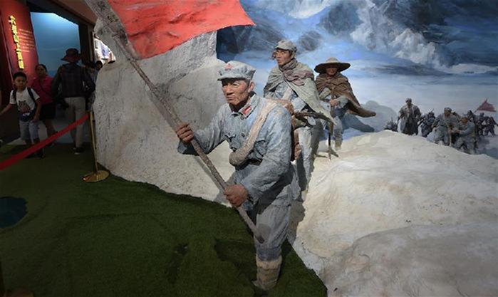 8月12日,游人在六盘山红军长征纪念馆内观看"红军过雪山"的模拟场景.