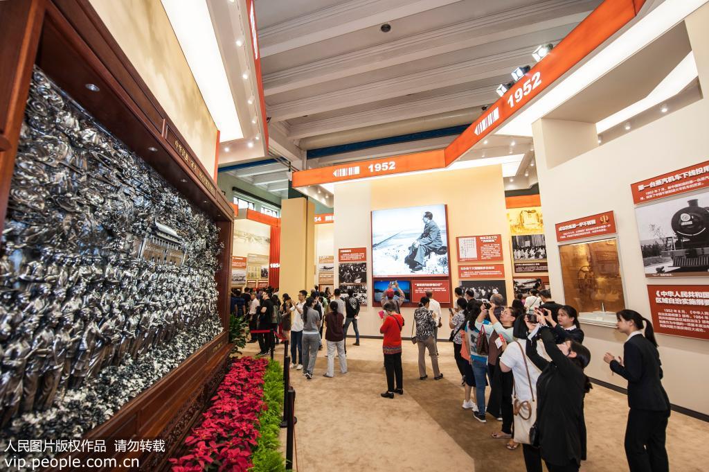 观众在拍摄大型银雕“中华民族一家亲 同心共筑中国梦”。