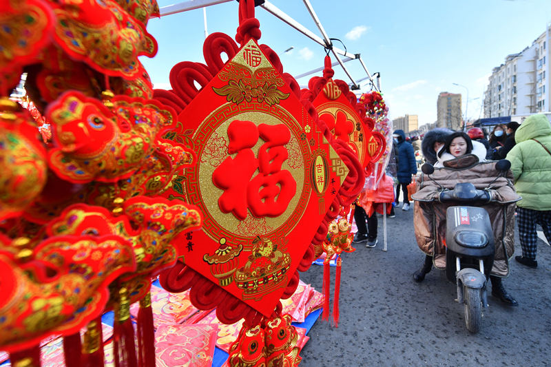 2022年春节临近，在山东省青岛市城阳区流亭年货大集，人们赶集购物，体验集市浓浓的“年味”。 王海滨摄