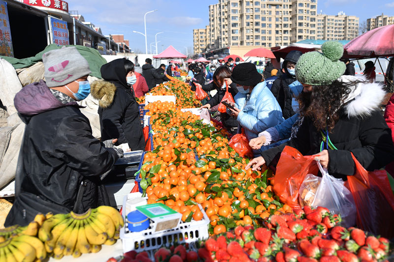 在山东省青岛市城阳区流亭年货大集，市民选购新鲜果品。 王海滨摄