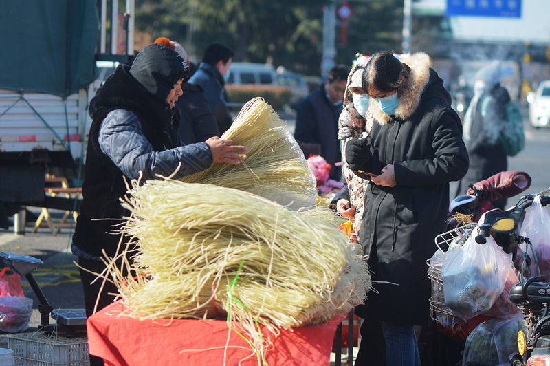 在山东省青岛市城阳区流亭年货大集，市民选购粉条。 王海滨摄