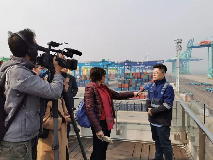 中外记者走进全球首个“智慧零碳”码头｜走读中国 图4