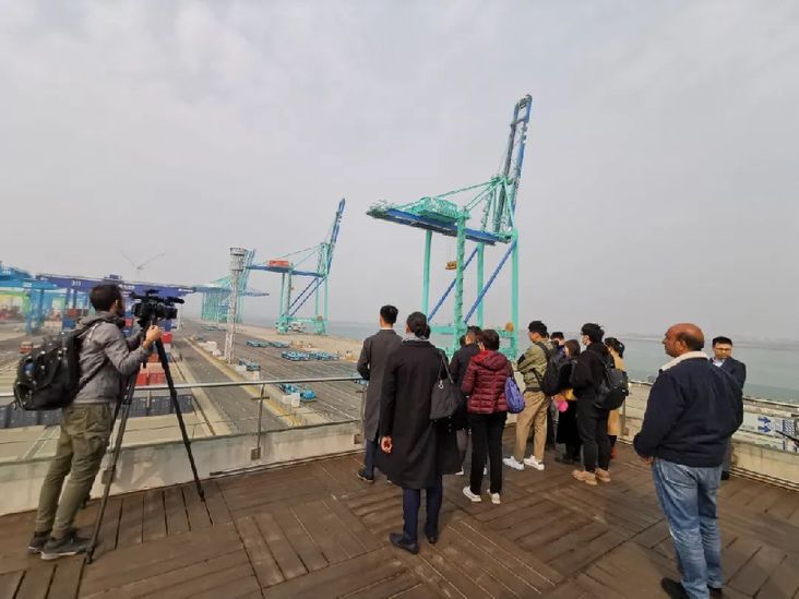 中外记者走进全球首个“智慧零碳”码头｜走读中国 图6