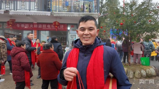 村民彭德良向记者讲述神山村的变化（央广网记者 郇康新 摄）