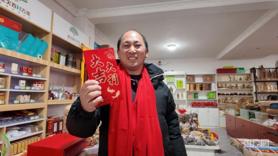 村民罗林辉向记者讲述村庄变化（央广网记者 郇康新 摄）