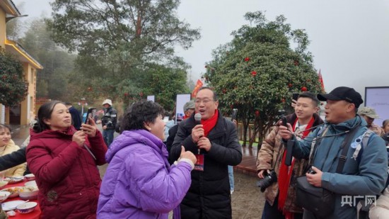 茅坪镇干部刘卫东为村民演唱歌曲（央广网记者 郇康新 摄）