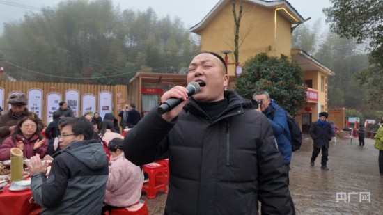 神山村党支部书记彭展阳演唱歌曲（央广网记者 郇康新 摄）