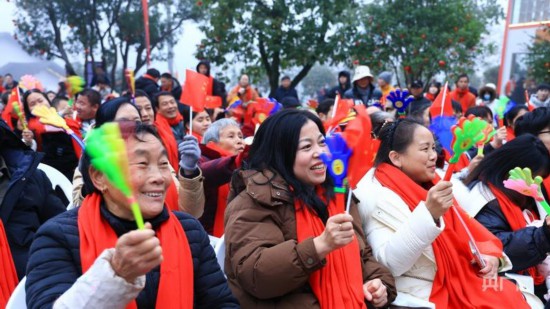 “村晚”现场一片欢声笑语（央广网记者 郇康新 摄）