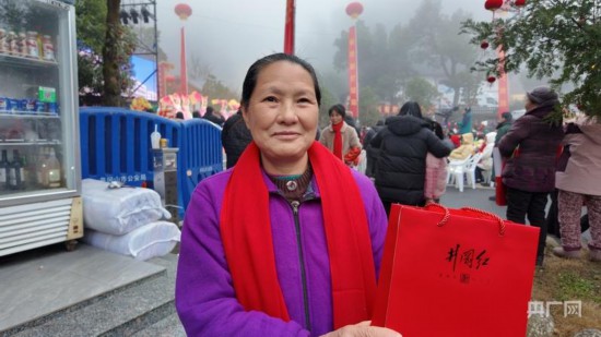 村民彭夏英向记者讲述神山村变化（央广网记者 郇康新 摄）