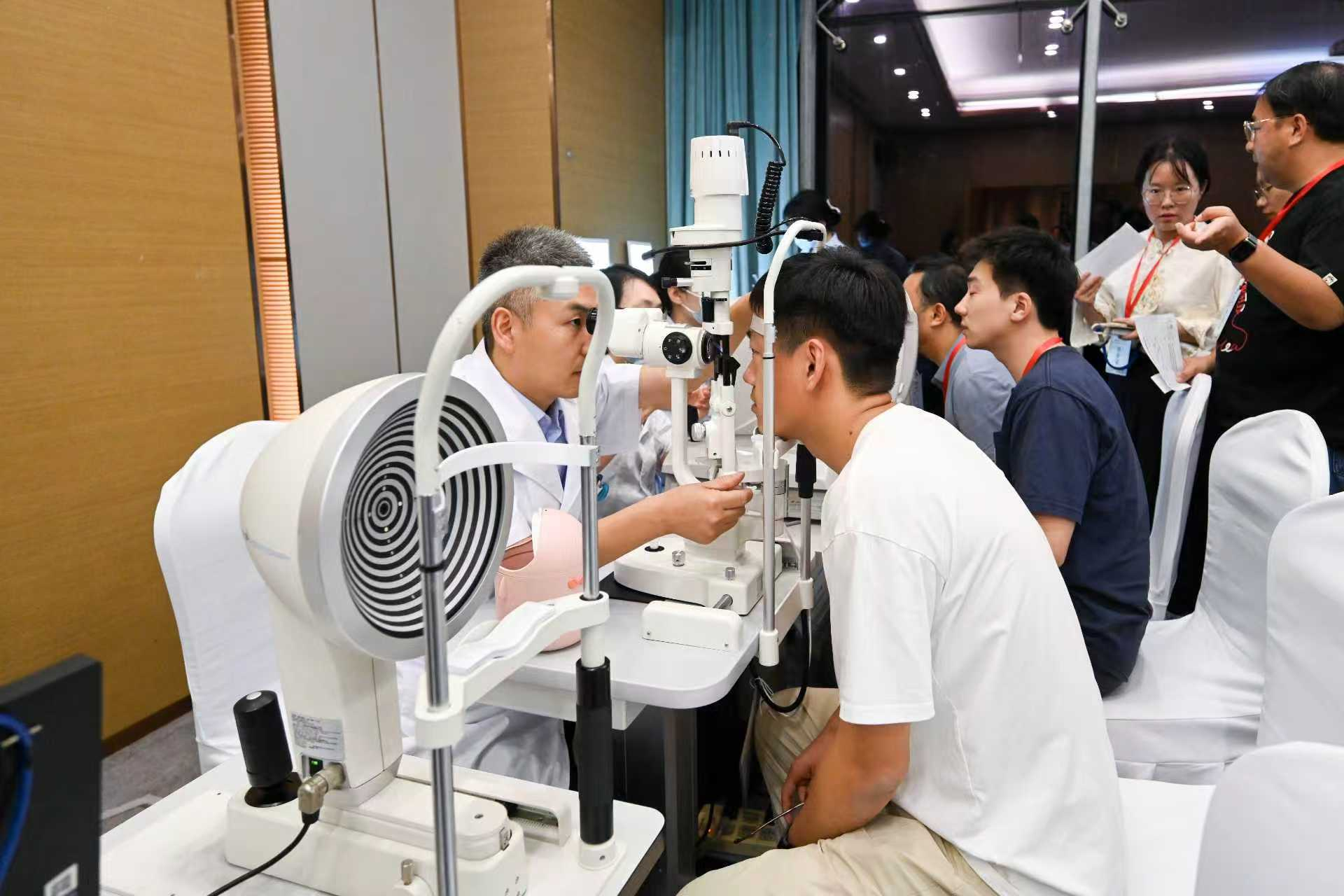 关爱新闻工作者健康眼健康服务走进采编骨干(图2)