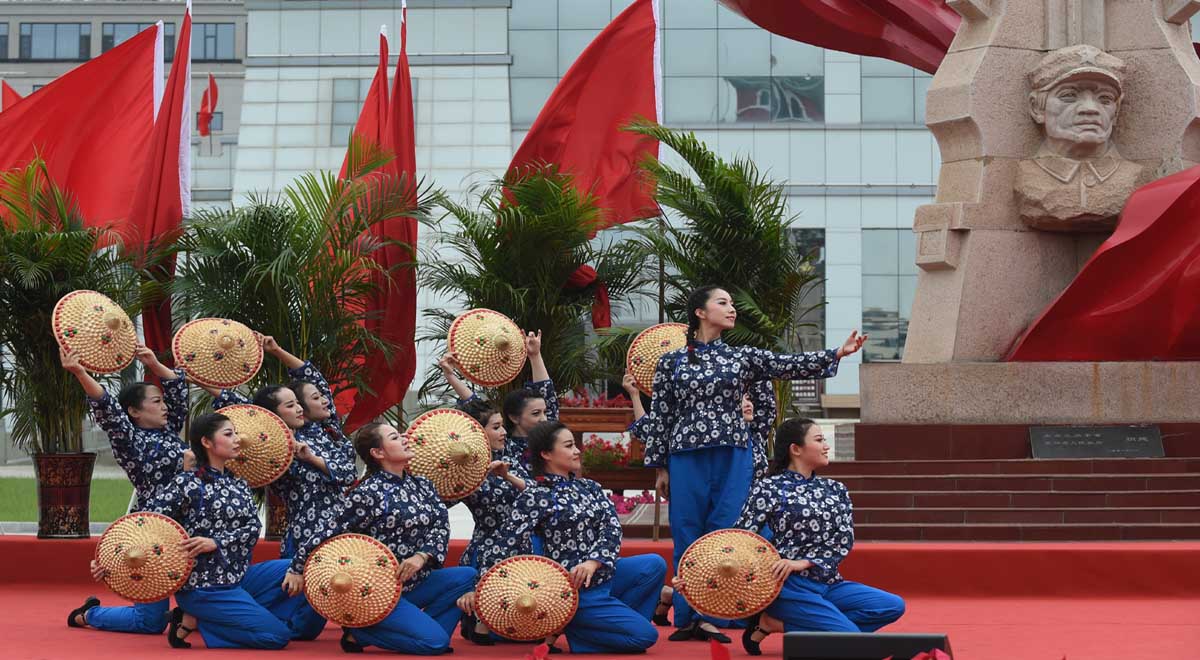 “记者再走长征路”主题采访收官文艺活动在甘肃会宁举行